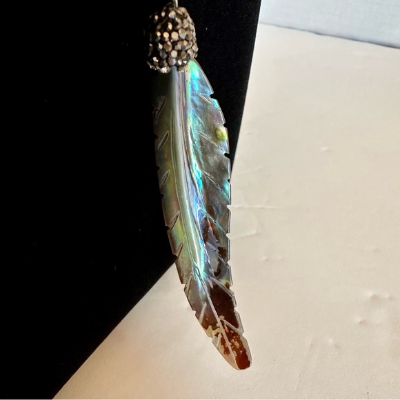 Elegant Silver Necklace with Iridescent Pendant - Picture 3 of 9